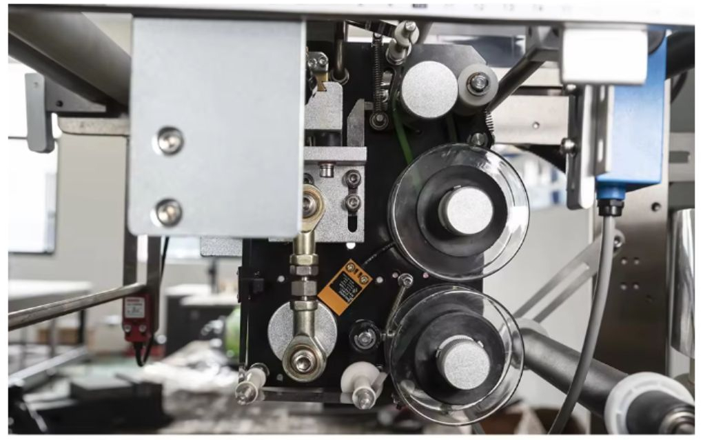 Cơ cấu kéo màng và in date