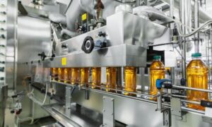 máy đóng gói tự động trong nhà xưởng công nghiệp